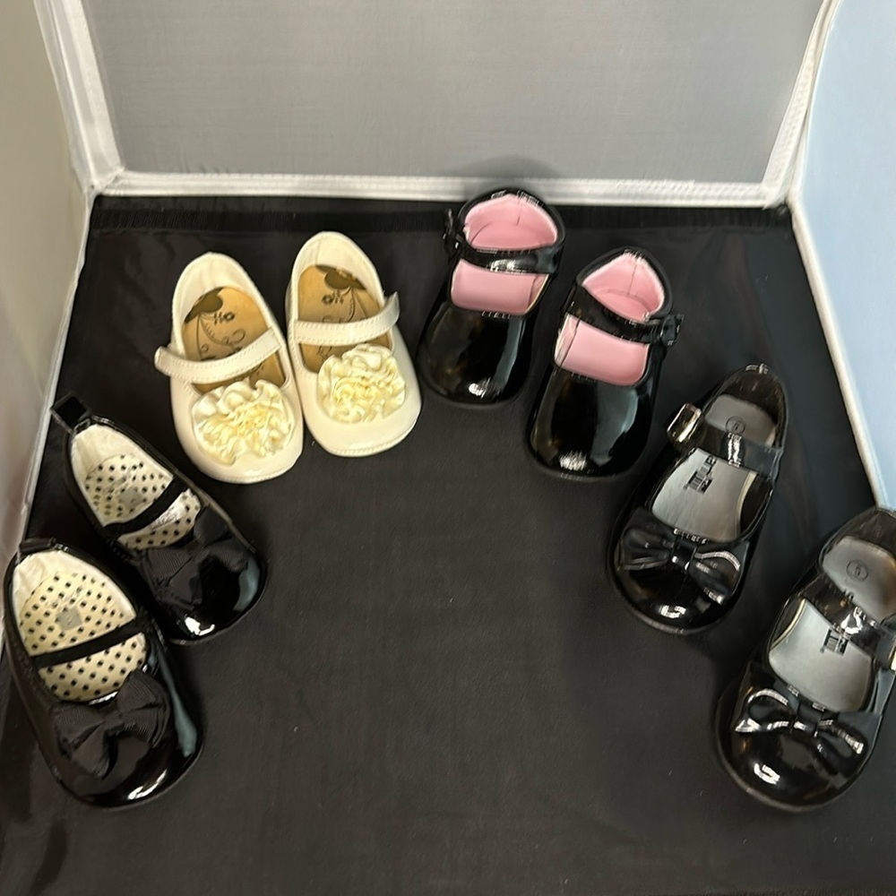 Cute lot of little girl’s Mary Jane shoes. Sizes 2, 3, 4 and 5